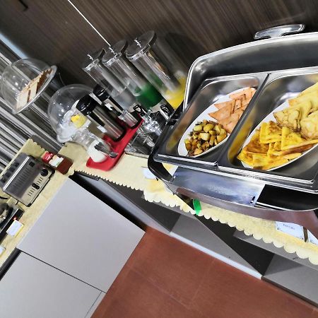 יאנגון Green Leaf Hotel מראה חיצוני תמונה